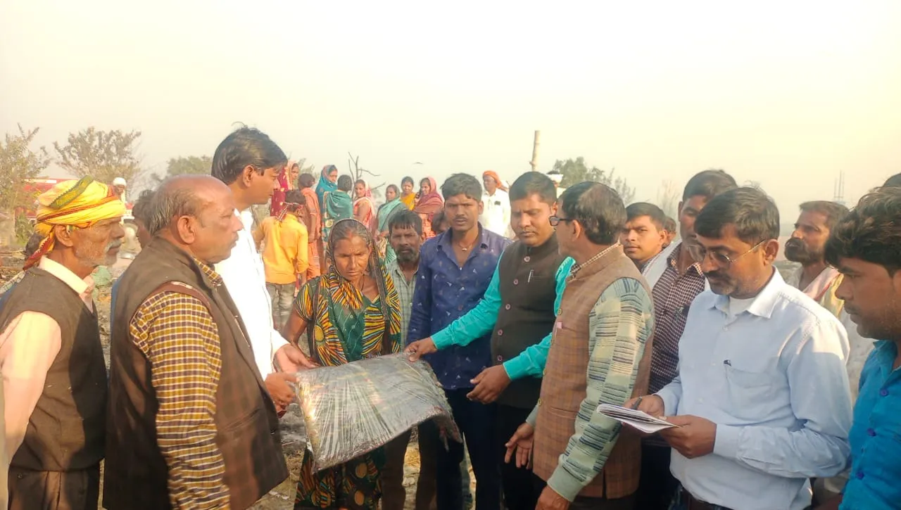 अज्ञात कारणों से लगी आग से 25 घर जलकर खाक