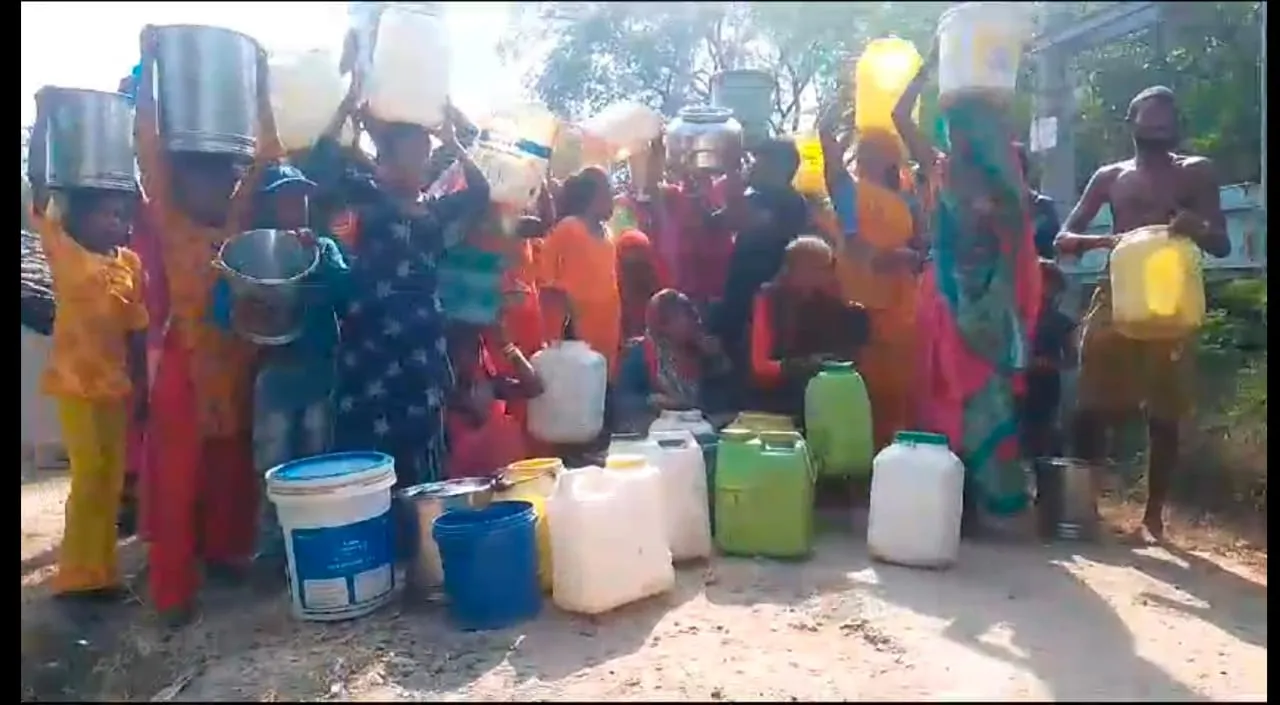 मरौली खण्ड पांचः ग्राम चटगन में गहराया पेयजल संकट