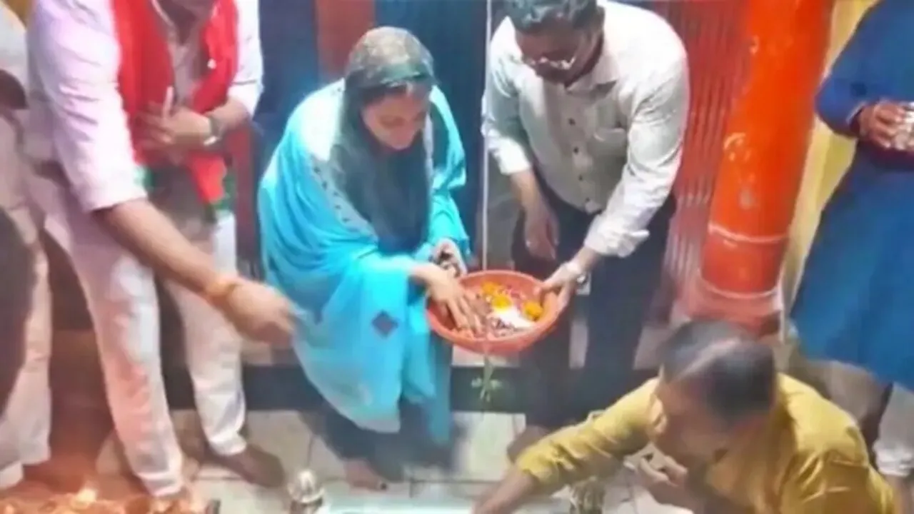 नसीम सोलंकी ने वनखण्डेश्वर मंदिर में किया भगवान शिव का जलाभिषेक, शहाबुद्दीन बरेलवी ने फतवा किया जारी।