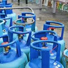 अनियंत्रीत होकर टकराई सिलेंडर से भरी, गैस एजेंसी  कि गाड़ी 