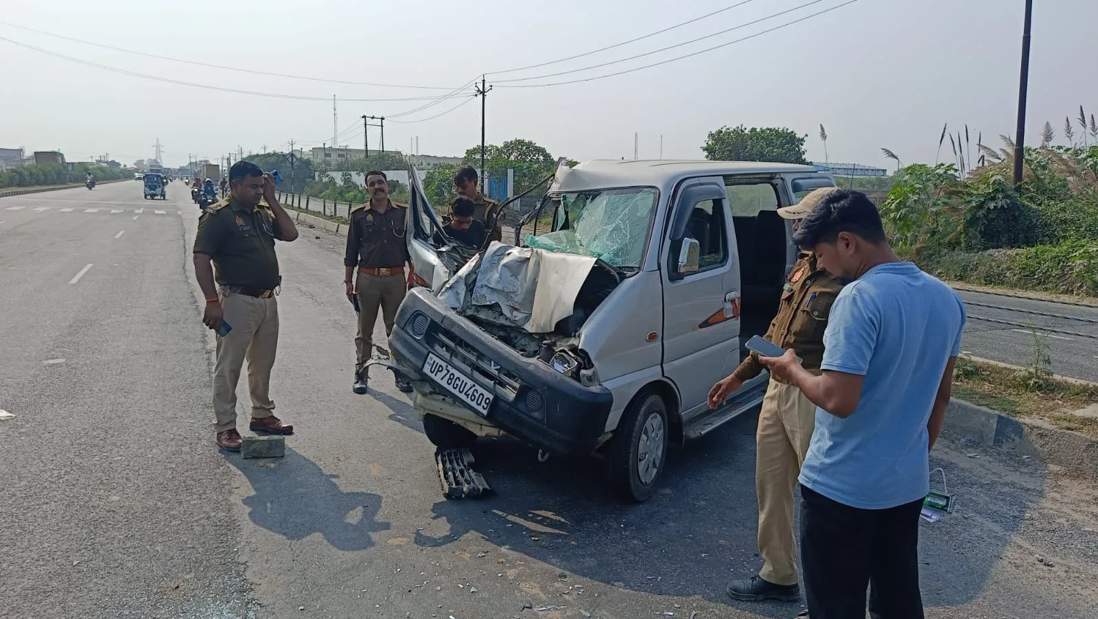 मुंडन कराने ओमनी में जा रहे परिवार का हुआ एक्सीडेंट 