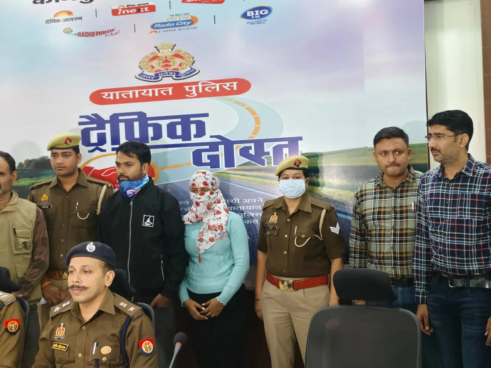 इंश्योरेंस पॉलसी रिन्यूअल के नाम पर साइबर ठगी करने वाले बैंकर्स दपंति को साइबर क्राइम ब्रांच ने किया गिरफ्तार