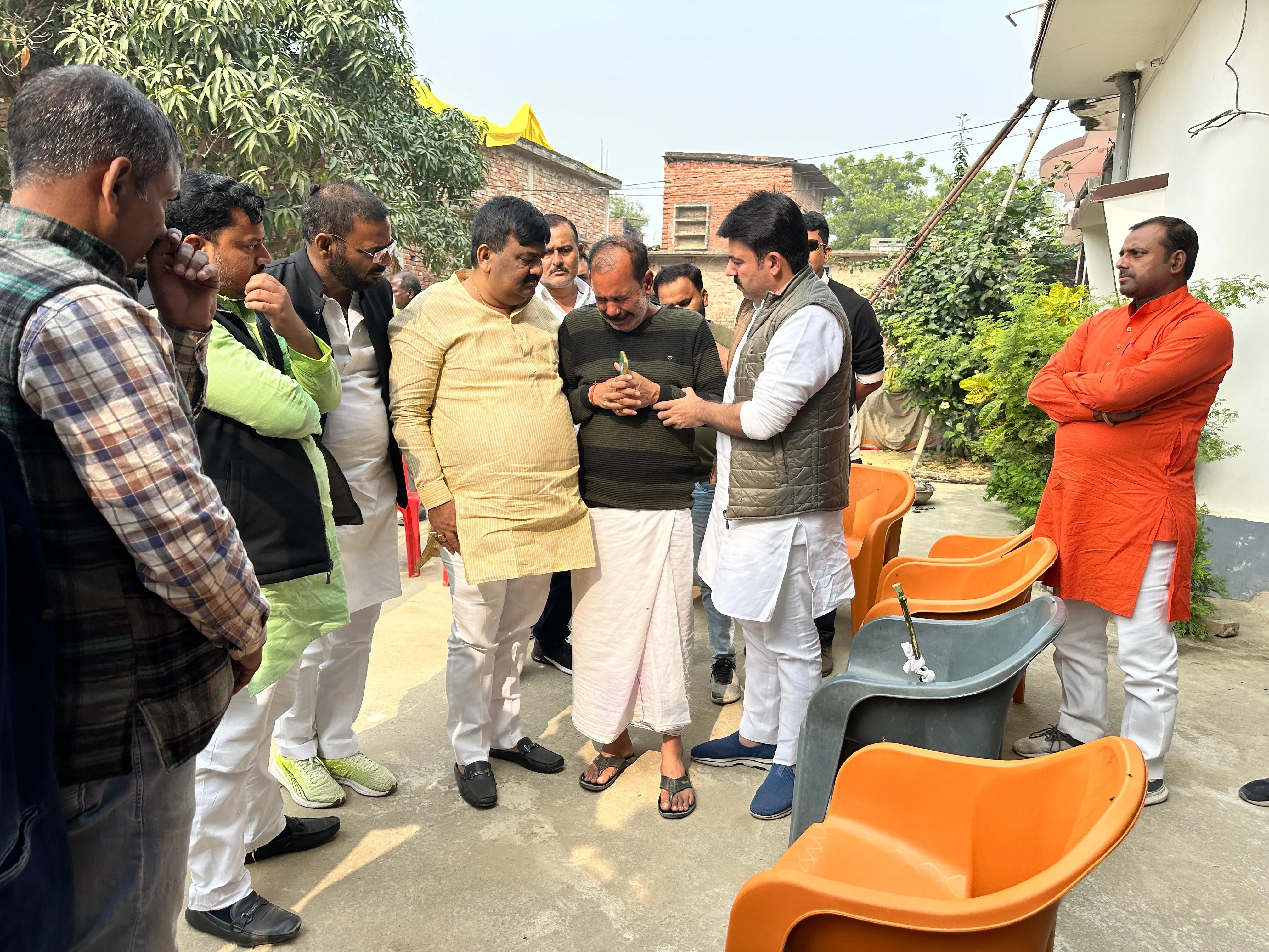 विशाल के परिजनों से मिले एमएलसी डॉ रतनपाल व विधायक शलभ 