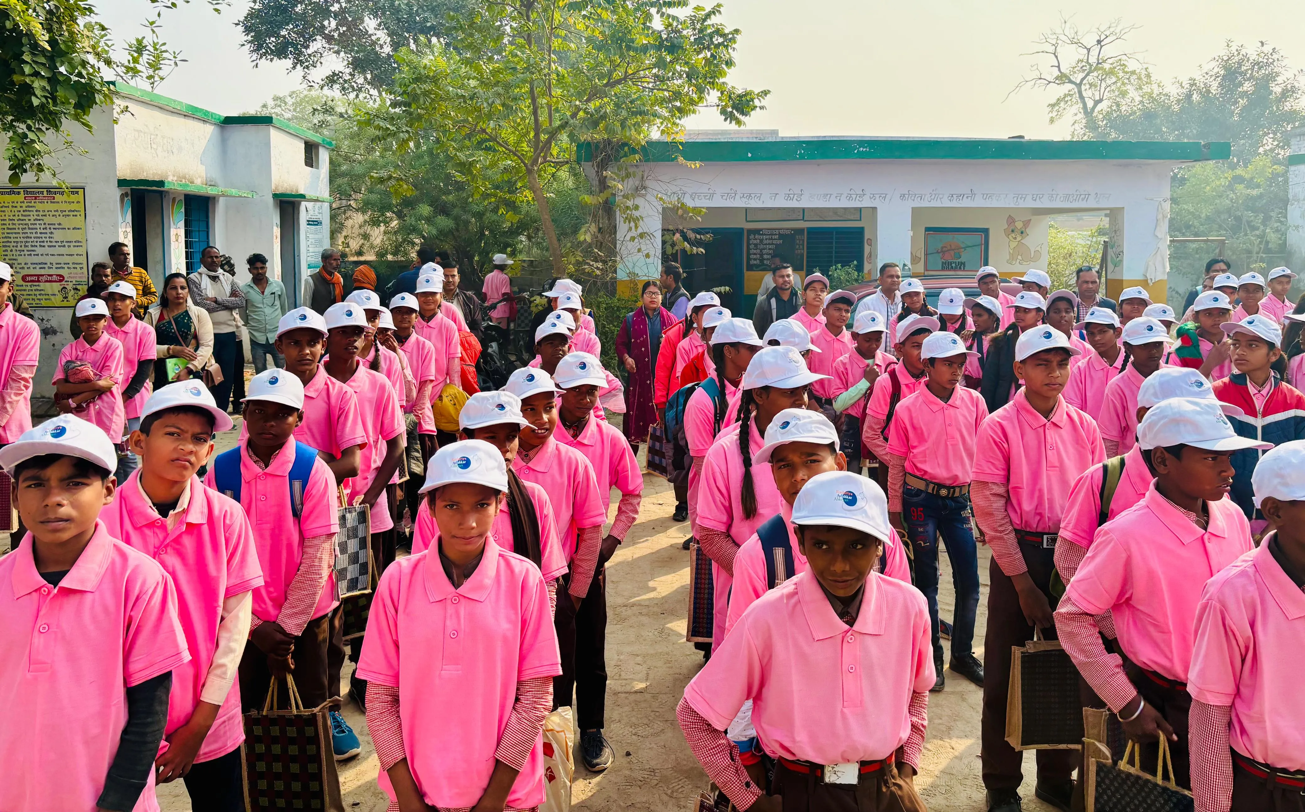 छात्रों,शिक्षकों की टोली शैक्षिक भ्रमण के लिए रवाना