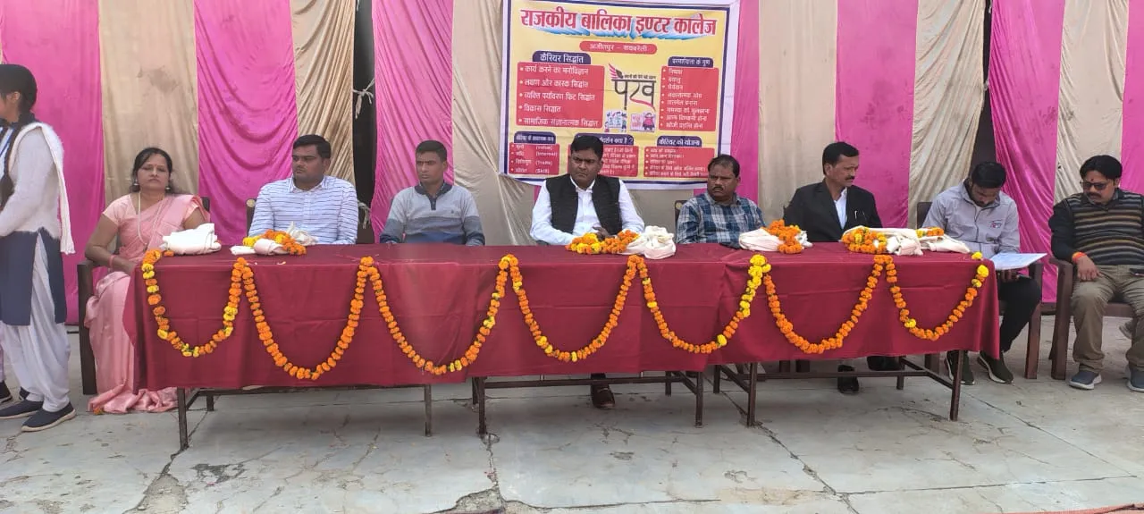 कैरियर मेले में बच्चों को दी डॉक्टर बनने की जानकारी