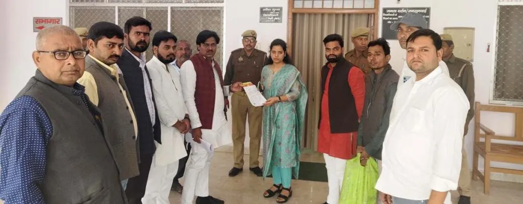 जे.सी.बी. लगाकर तोड़वा दिया आर.सी.सी. रोड, सरदार सेना ने सौंपा ज्ञापन, कार्रवाई की मांग