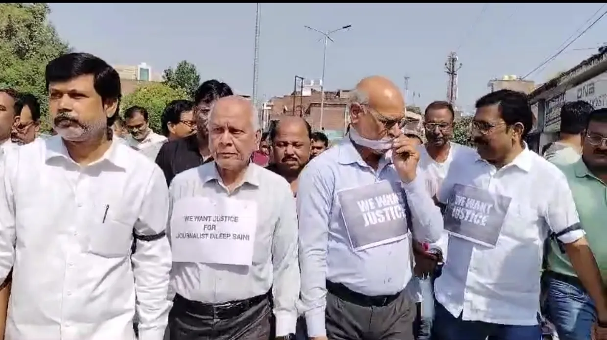 पत्रकार की हत्या के विरोध में फतेहपुर के पत्रकार उतरे सड़क पर 