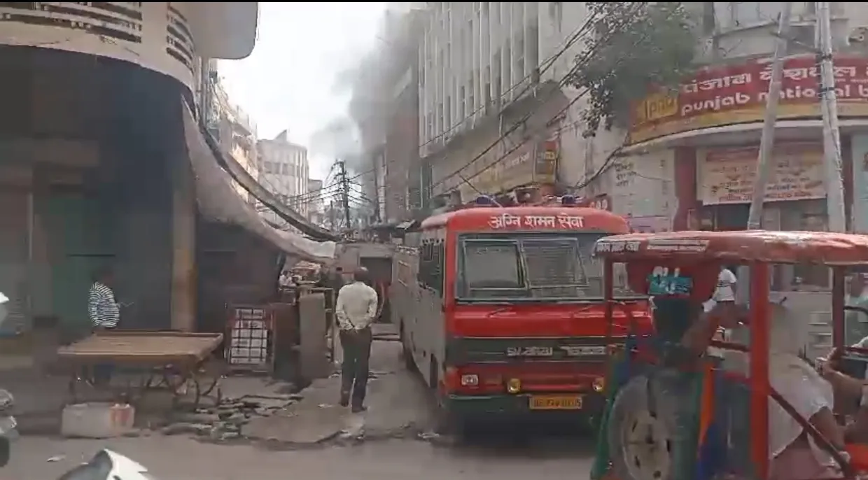 बिरहाना रोड दवा मार्केट में लगी आग, लाखों की दवा खाक