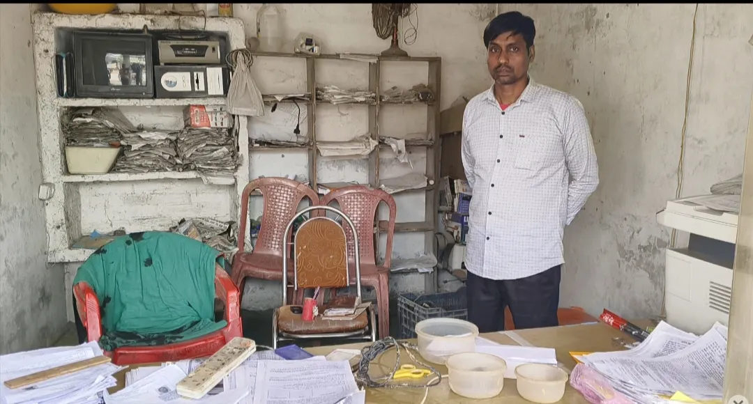 खजनी: दुकान का ताला तोड़ कर चोरो ने उड़ाया लाखो के कीमत का कम्प्यूटर व सामान