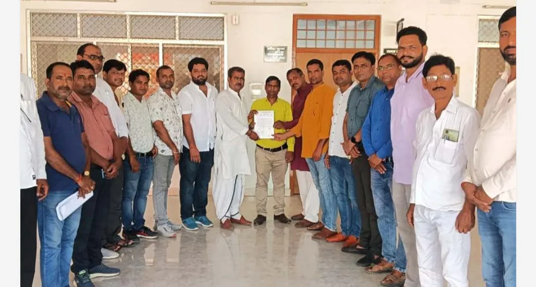 डीबीटी में आ रही समस्याओं को दूर करने के लिए शिक्षकों ने सौंपा ज्ञापन