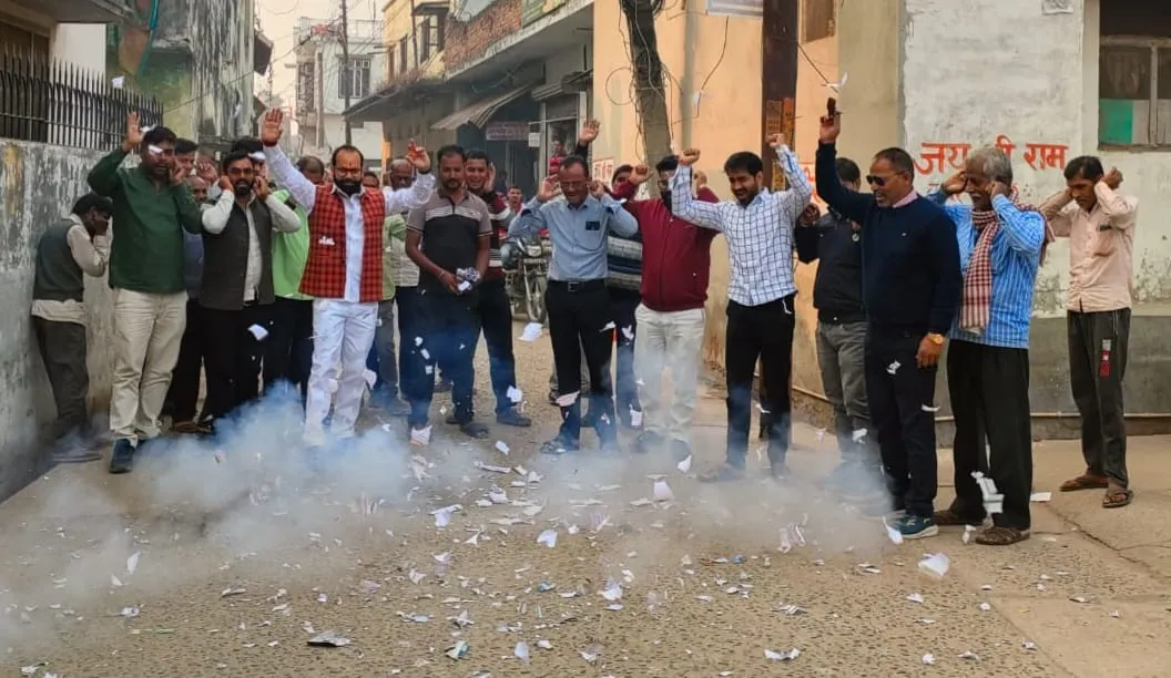 पडरौना : दो राज्यों में भाजपा की प्रचंड जीत, खुशी में फूटा पटाखा 