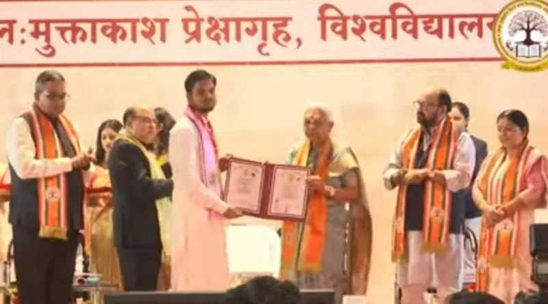 विश्वविद्यालय में गोल्ड मैडल हासिल कर बढ़ाया बस्ती का मान