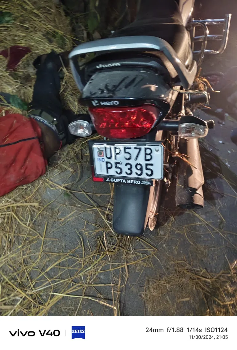 कुशीनगर : पेड़ से बाइक की सीधी टक्कर , ट्रक से बाइक टक्कर में तीन युवकों की मौत 