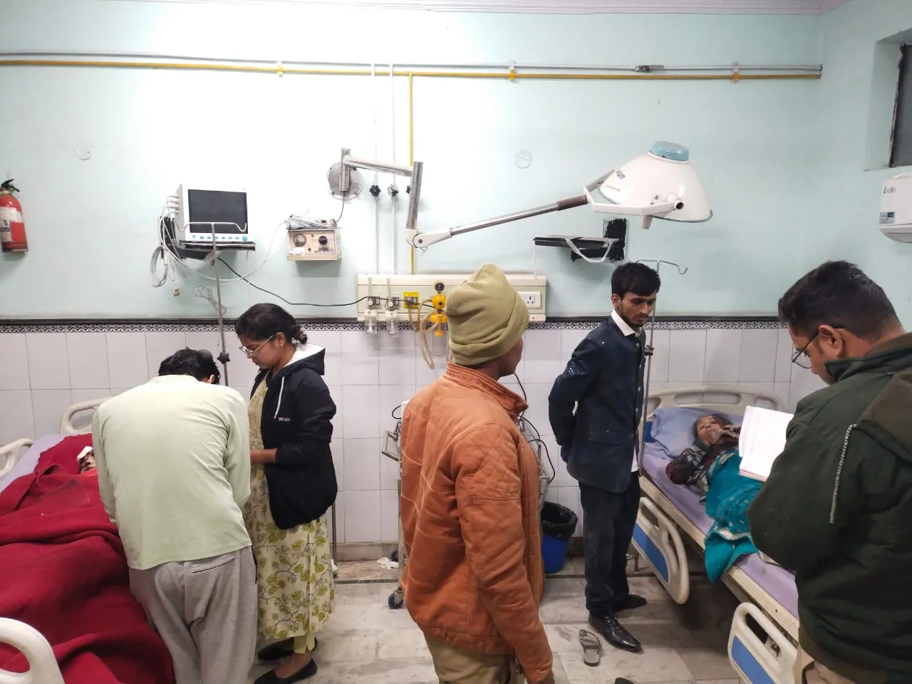 पनकी थाना क्षेत्र के अंतर्गत भाटिया तिराहे पर बस अनियंत्रित होकर पलटी लगभग 20 यात्री हुए घायल 