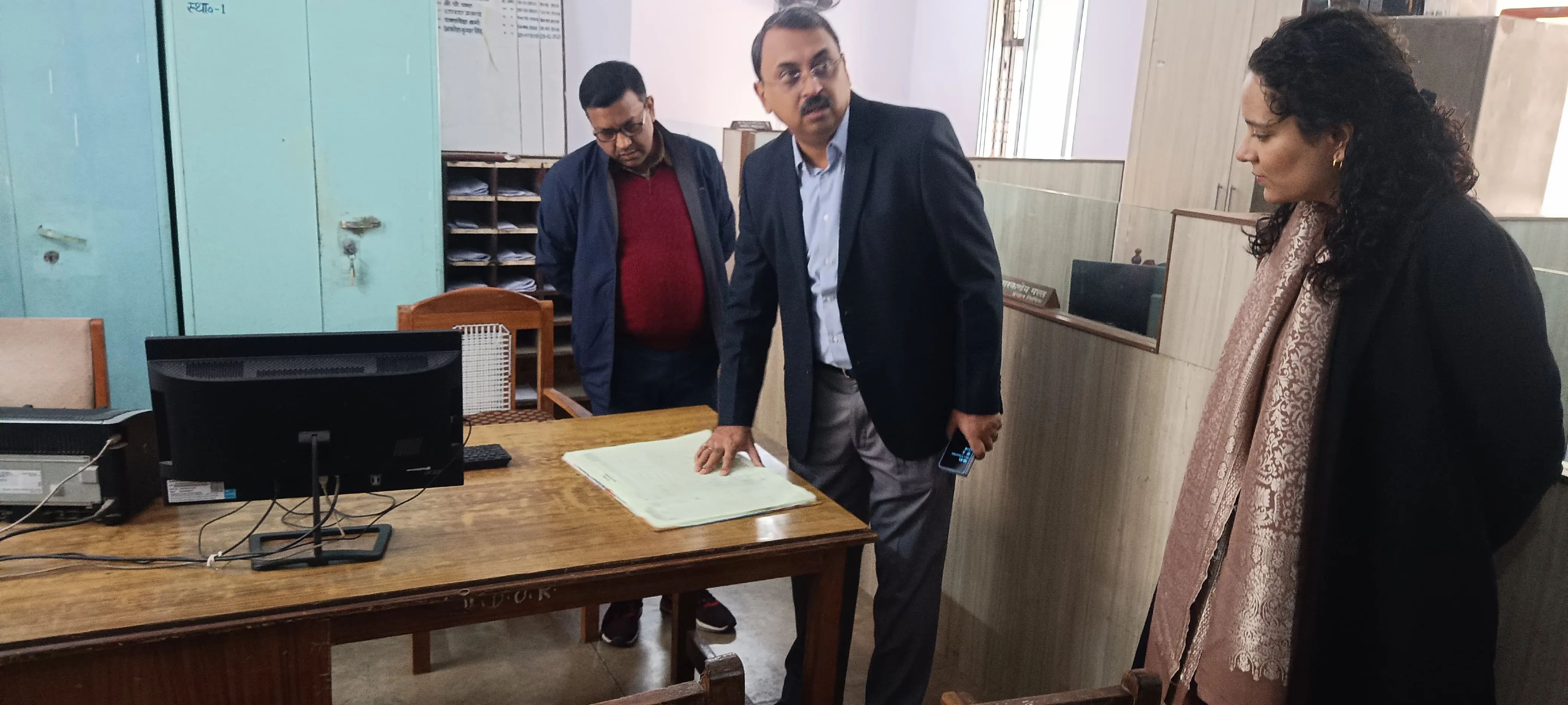 कुशीनगर : डीएम ने विभिन्न कार्यालयों का किया आकस्मिक निरीक्षण