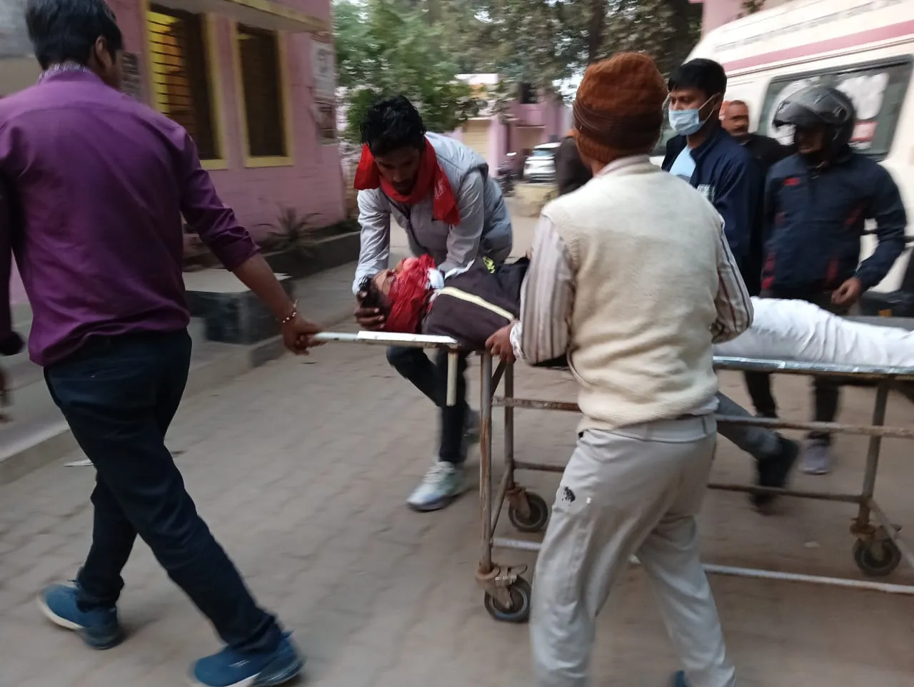 सड़क दुर्घटना में बैंक कर्मी की मौत,एक घायल-