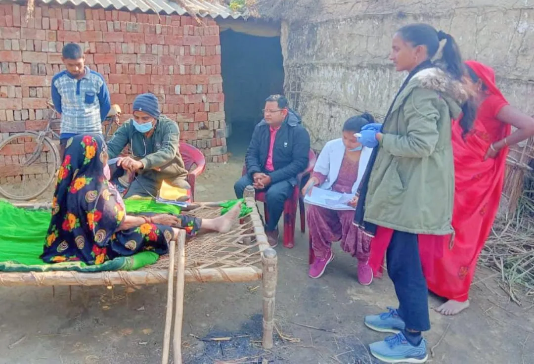 द हंस फाउंडेशन की हेल्थ टीम ने घर जाकर किया मरीज का इलाज