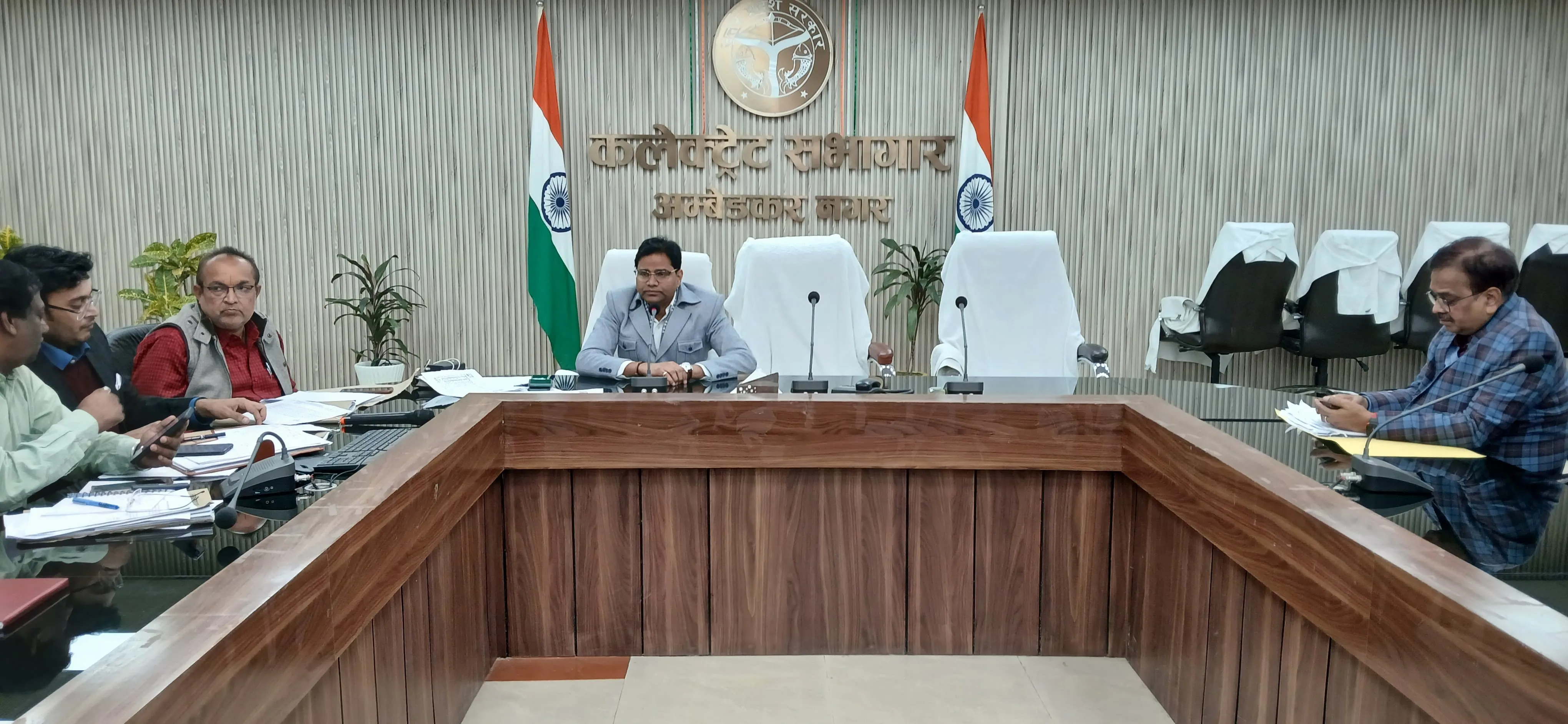 विभिन्न विभागों की प्रगति पर समीक्षा बैठक संपन्न 