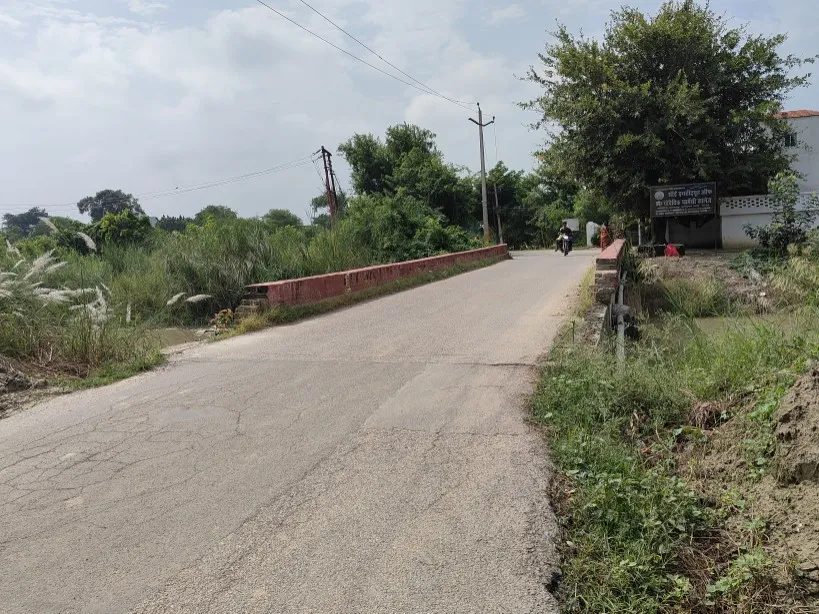 वर्षों से टूटी है पुलिया की रेलिंग, बड़ी दुर्घटना का इंतजार कर रहा नहर विभाग