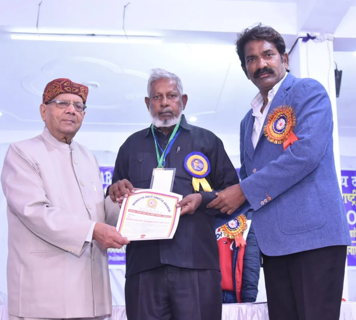 असम के श्रीभूमि जिले के बदरपुर दिग्गज शिक्षाविद् अब्दुल करीम को एक बार फिर पुरस्कार से सम्मानित किया गया।