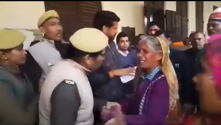 SDM कोर्ट में महिला ने मिट्टी का तेल डालकर आत्महत्या का किया प्रयास