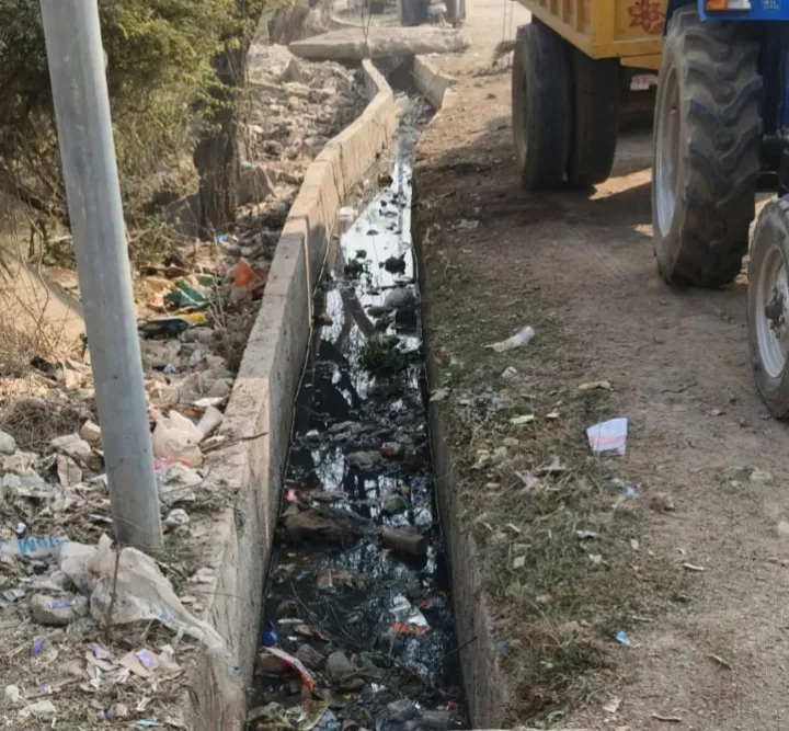 ओबरा ग्रीन माउंटेन स्कूल के पास गंदगी का अंबार, नगर पंचायत की अनदेखी