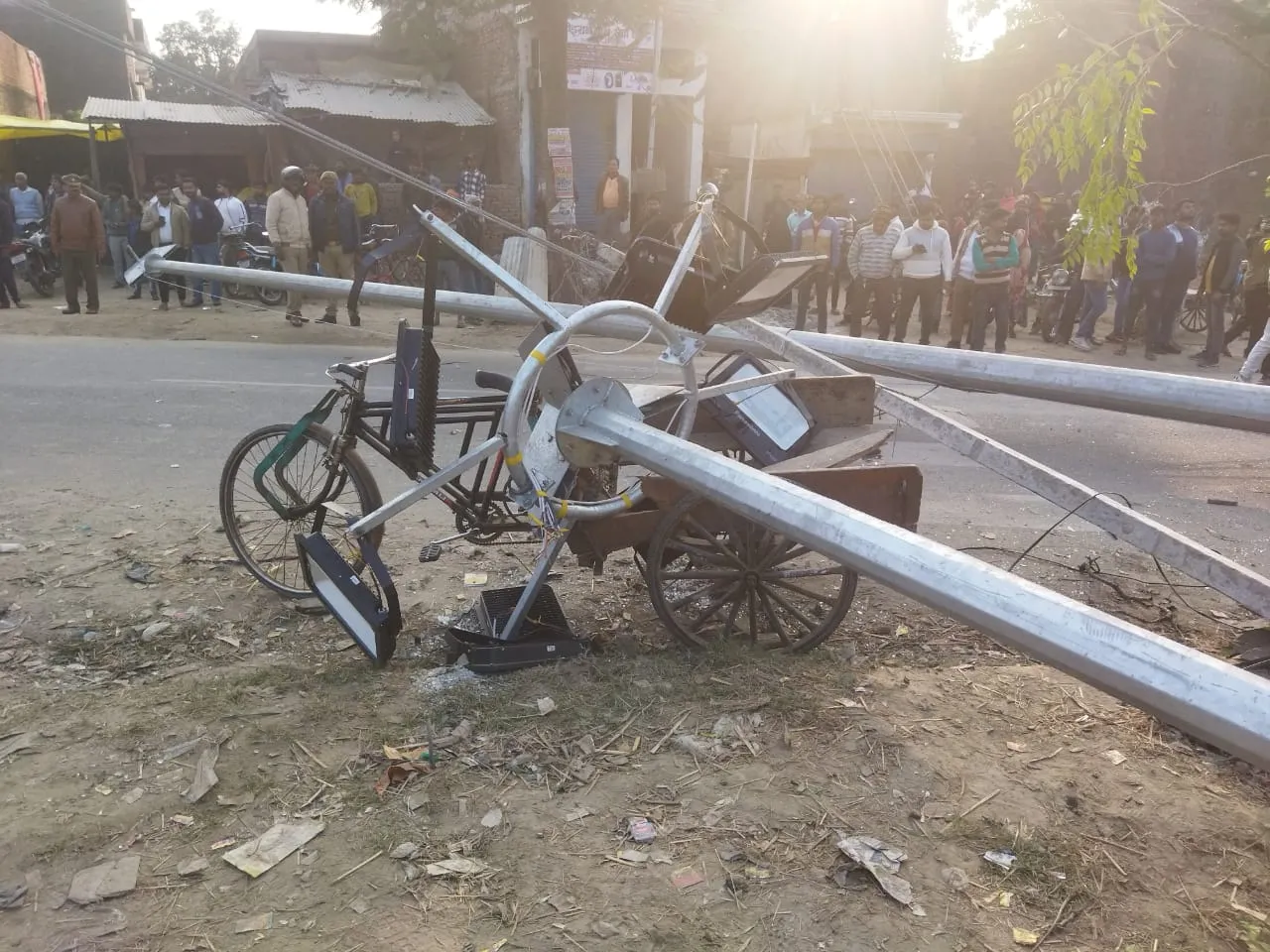 ध्वज स्तंभ गिरने से एक व्यक्ति की मौत दो घायल