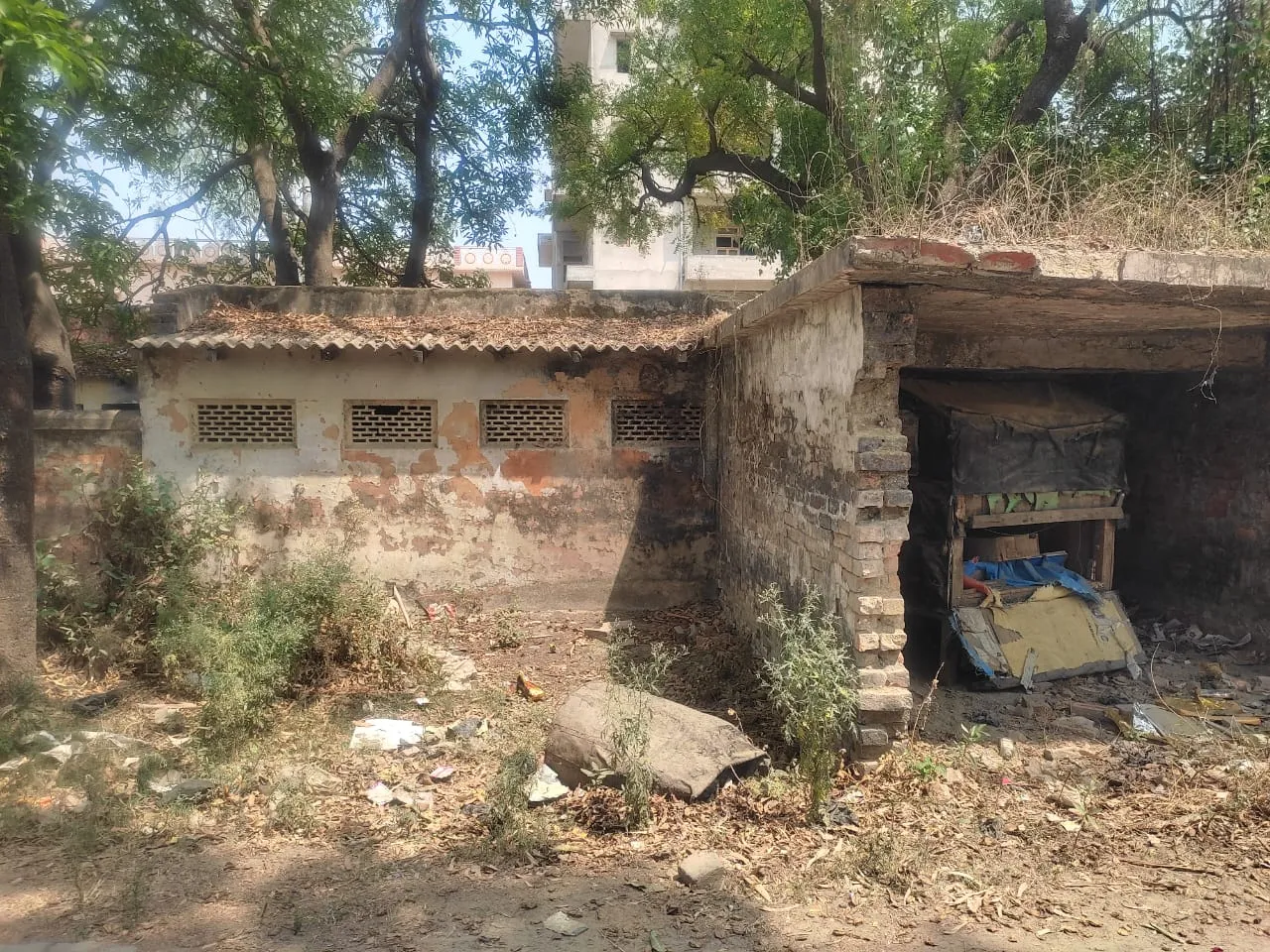 खण्डहर होता जा रहा है पचासों वर्ष पहले बना कार्यालय व स्टोर रूम