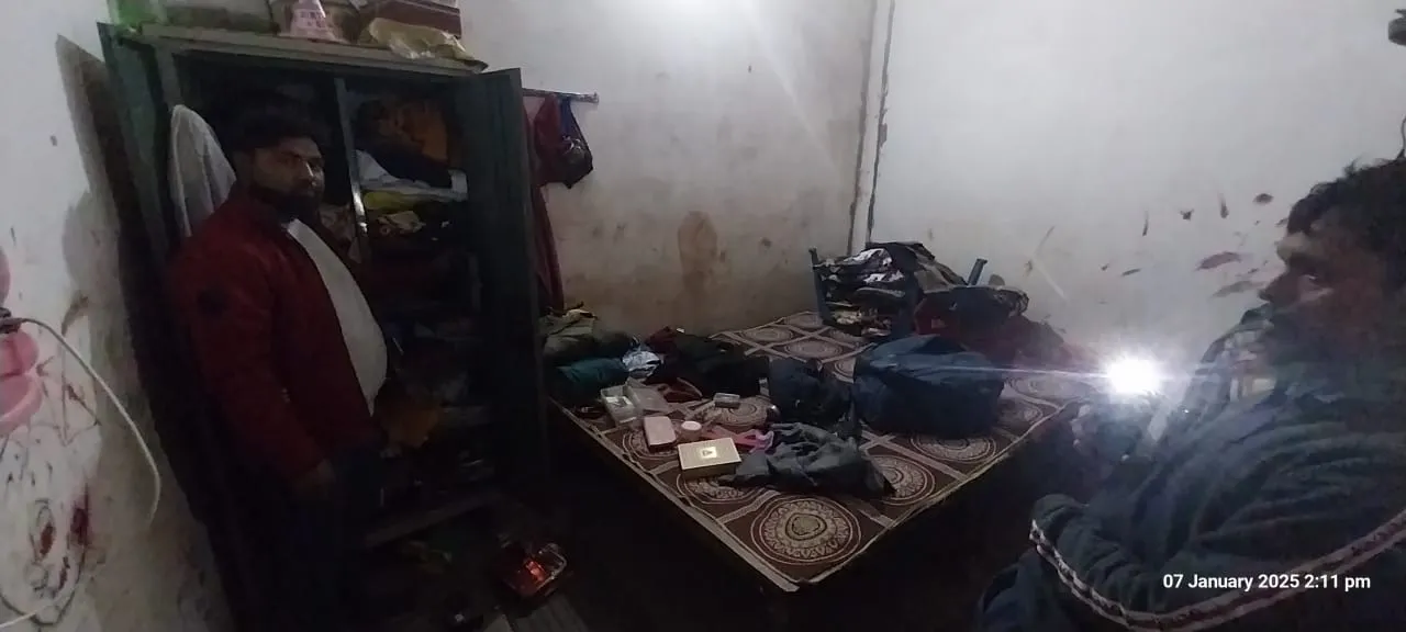 दो घरों से लाखों का सामान चोरी