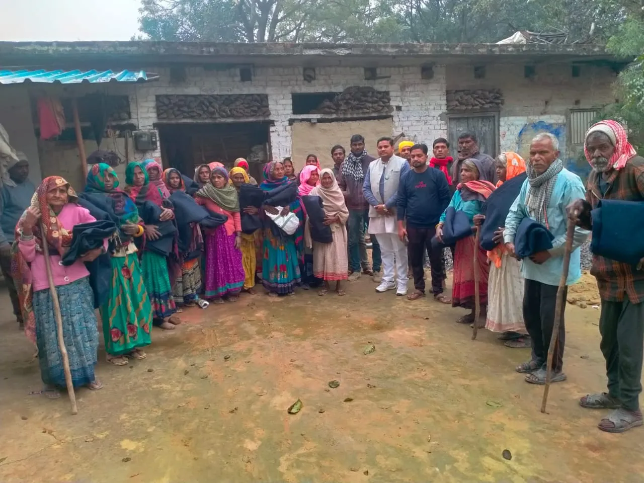 भारतीय किसान यूनियन अराजनैतिक गुट के जिलाध्यक्ष ने किया कंबल वितरण