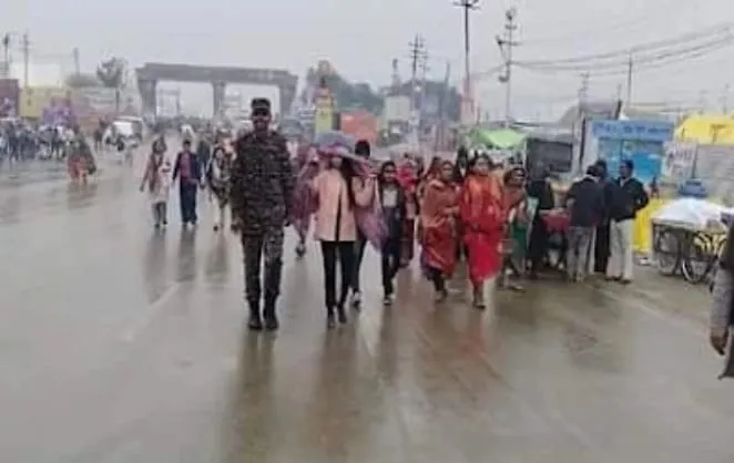 संगम नगरी में बूंदाबादी के चलते बढ़ी ठिठुरन, महाकुंभ मेले में श्रद्धालुओं की उमड़ रही भीड़।