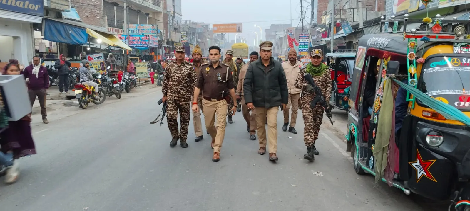महाकुंभ 2025 की भव्यता पुलिस और सीआरपीएफ ने पैदल किया गश्त