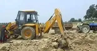 अवैध मिट्टी खनन से किसानों की जमीन बंजर, तीन फिट की सीमा तोड़कर हो रही खुदाई-स्थानीय प्रशासन मौन