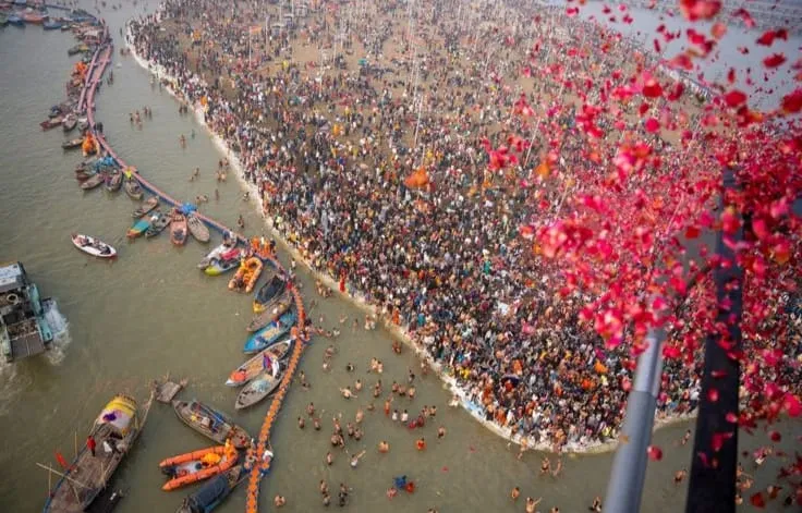  महाकुम्भ में स्नान पर्व पर श्रद्धालुओं पर कराई पुष्पवर्षा, अभिभूत श्रद्धालु बोले - जय श्री राम।