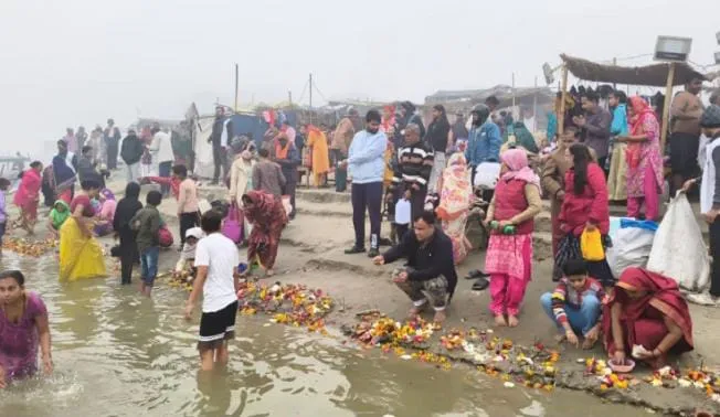 मकर संक्रांति पर कानपुर में लाखों ने लगाई गंगा में आस्था की डुबकी