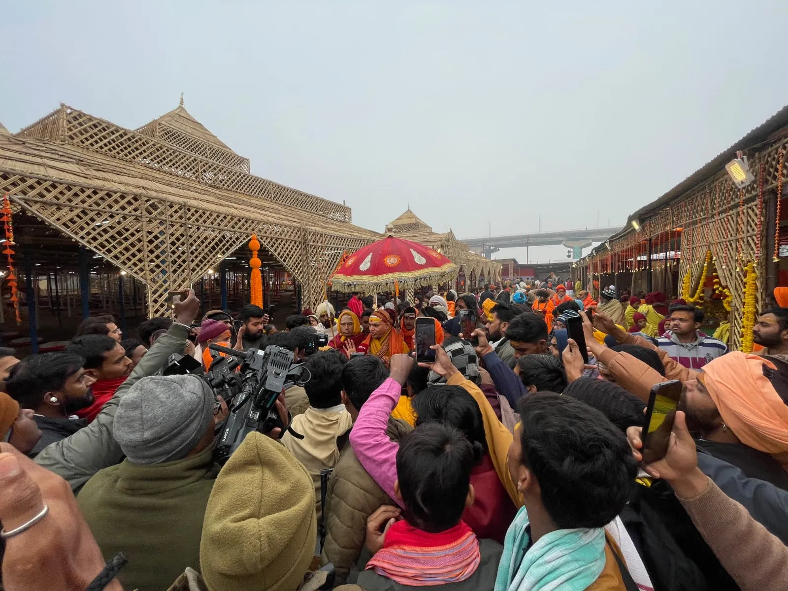 शंकराचार्य द्वारा गोप्रतिष्ठा यज्ञ का हुआ उद्घाटन।