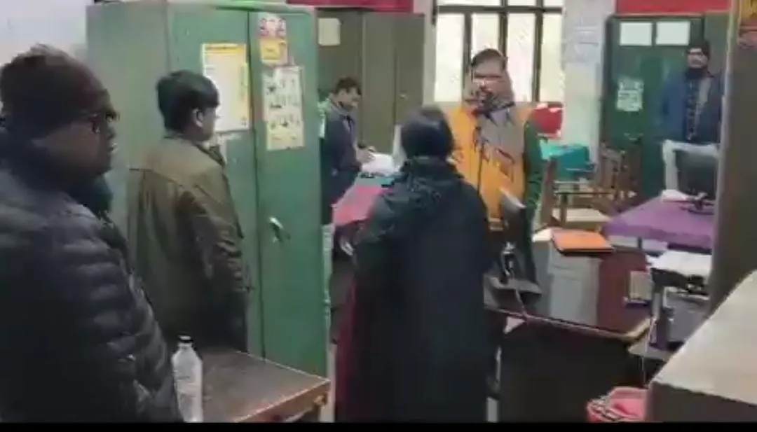 महाराजगंज : चरित्रहीन बाबू का खुला पोलपट्टी , पत्नी बुर्का पहन पति का किया पीछा , दो महिला के साथ रेस्टोरेंट में पकड़ा