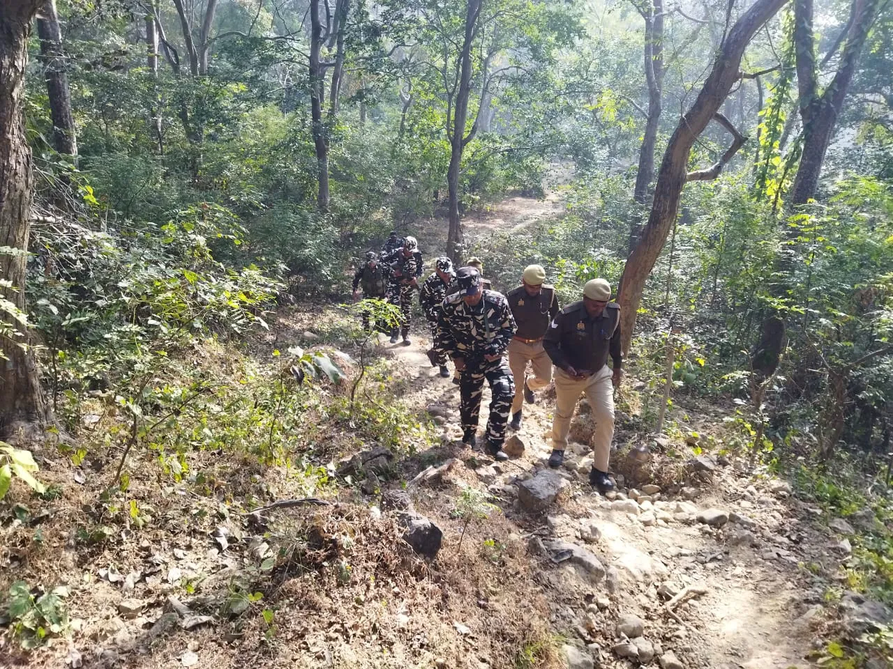 महाकुंभ मेला को देखते हुए भारत नेपाल सीमा पर एसएसबी व पुलिस की संयुक्त टीम ने किया गस्त