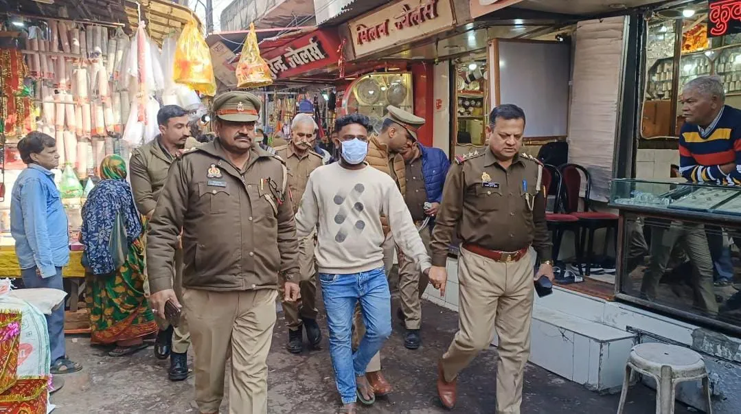 चकेरी क्षेत्र में बम चलाकर दहशत फैलाने वाले तीन गिरफ्तार