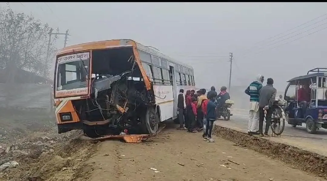 एनएच की घोर लापरवाही से घने कोहरे में , डिपो की बस ने ट्रैक्टर ट्राली में पीछे से मारा टक्कर 