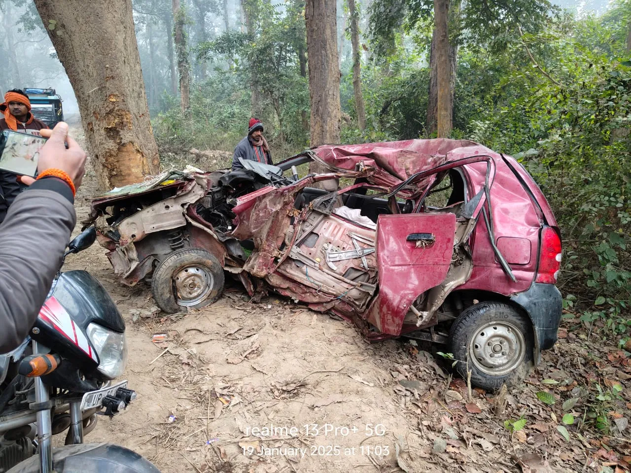 महराजगंज : सड़क हादसा में तीन लोगों की दर्दनाक मौत ,ऑल्टो गाड़ी में सवार थे तीनो युवक ,मचा कोहराम 