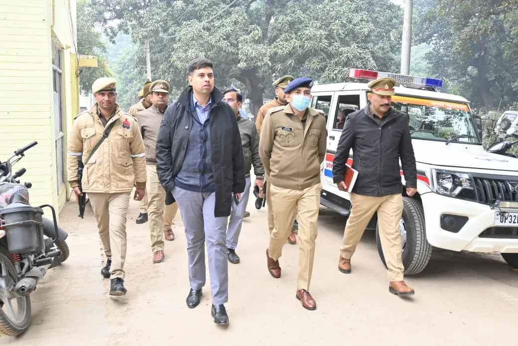 महराजगंज : डीएम और एसपी ने किया आकस्मिक निरीक्षण , अपेक्षित समस्त कार्यवाहियों का पूर्ण निष्ठा से निर्वहन करें थानेदार 