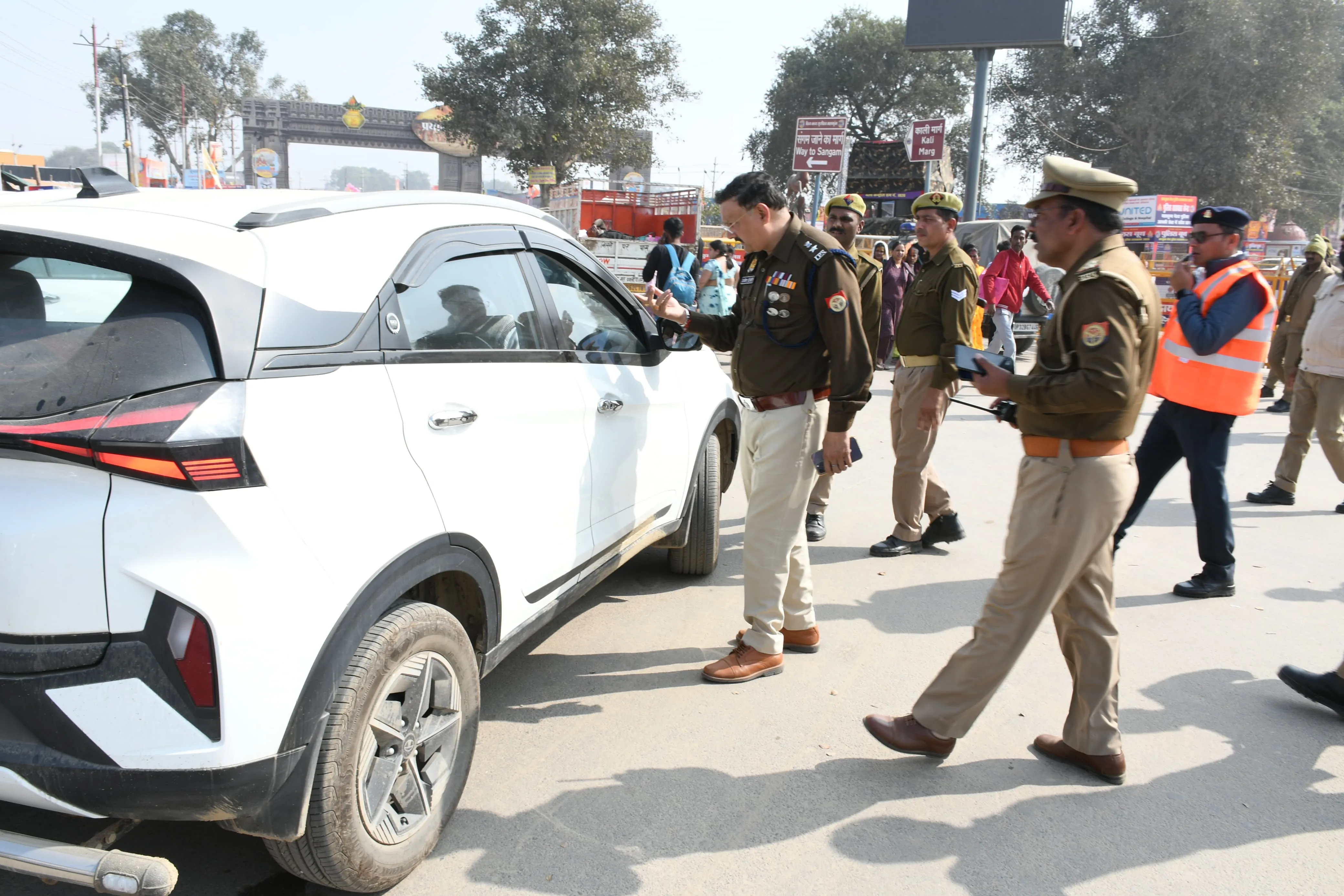 महाकुम्भ मेला क्षेत्र में यातायात व्यवस्था के लिए वरिष्ठ पुलिस अधीक्षक ने चलाया चेकिंग अभियान।।