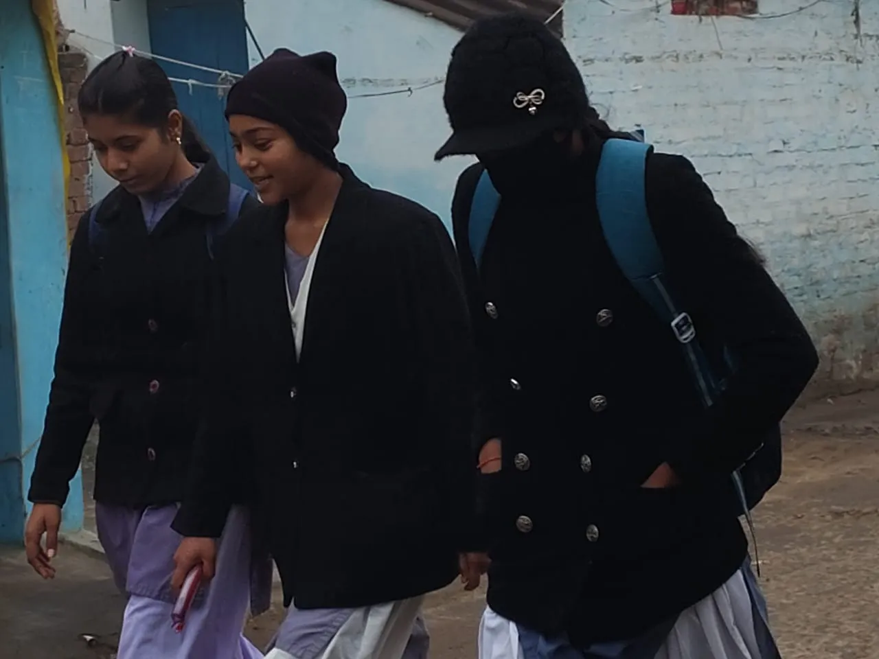 तेज हवाओं के साथ ठंड और कोहरे के इस प्रकोप से क्षेत्र की सड़कों पर दिखा सन्नाटा 