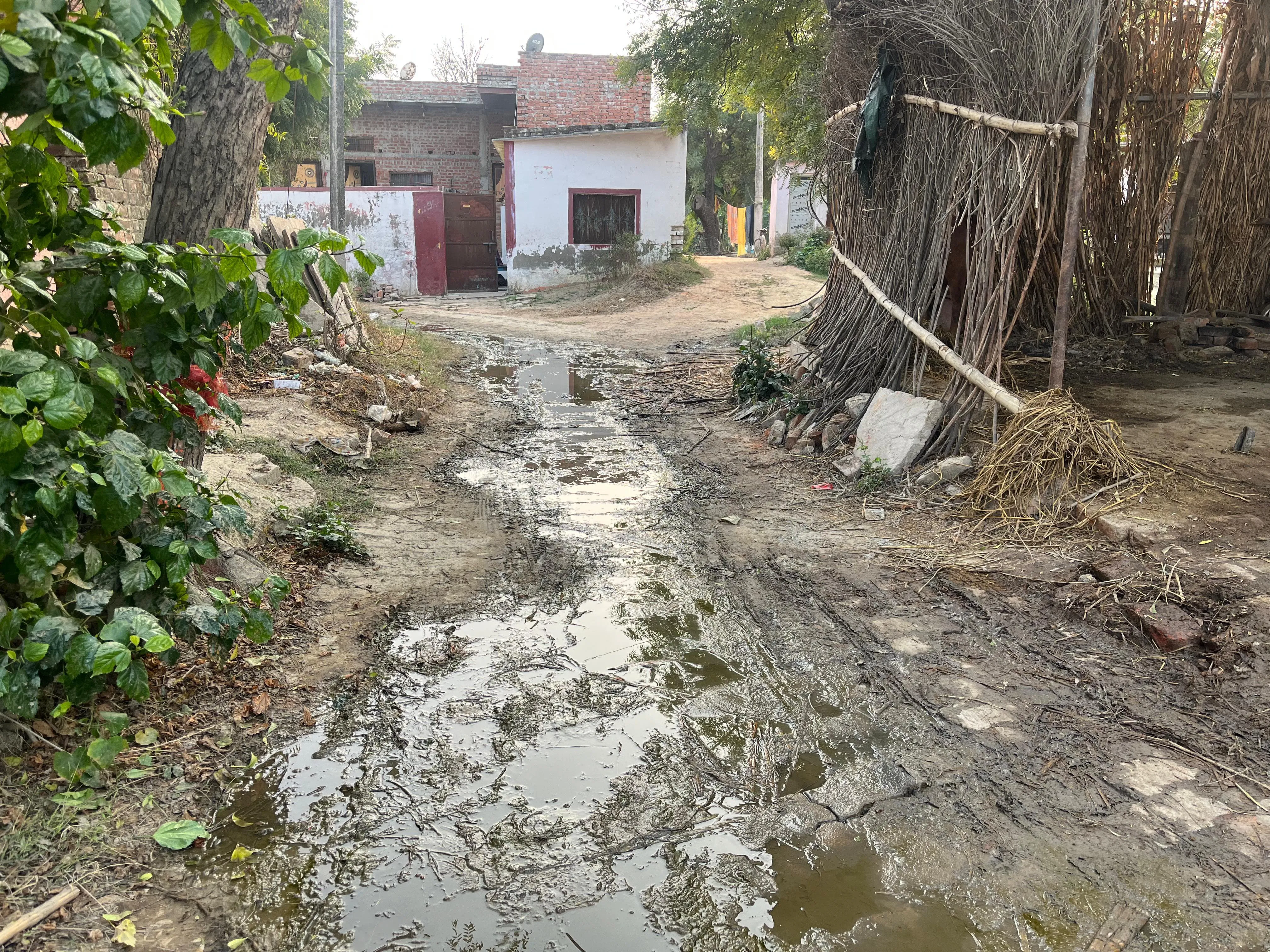 सड़क पर शौचालय का गंदा पानी बहने से बढ़ी फिसलन , नाराजगी