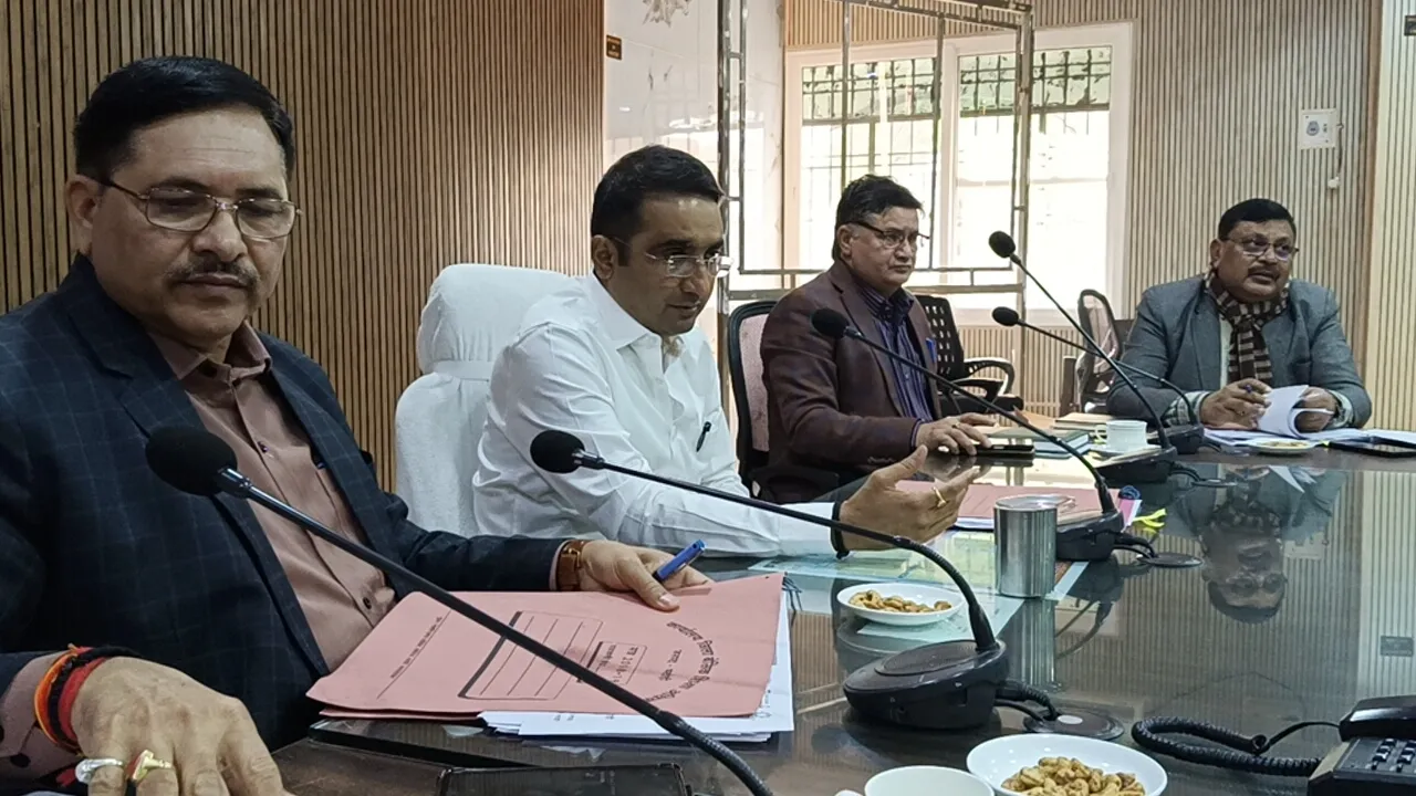 प्राथमिक विद्यालयों के शैक्षणिक कार्यों की डीएम ने की समीक्षा बैठक