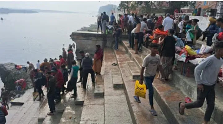 मौनी अमावस्या पर स्नान के लिए गंगा घाटों पर उमड़ी श्रद्धालुओं की भीड़ 