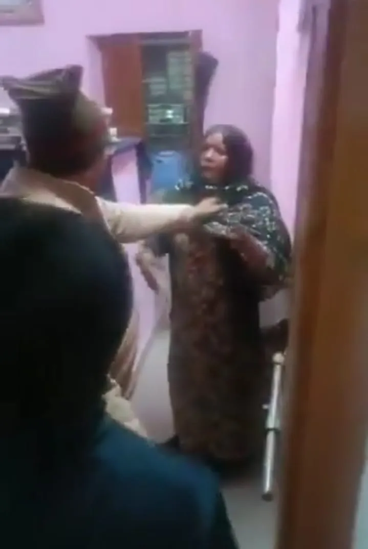 पुलिस द्वारा महिला से अभद्र शब्दों सहित मारपीट का वीडियो वायरल