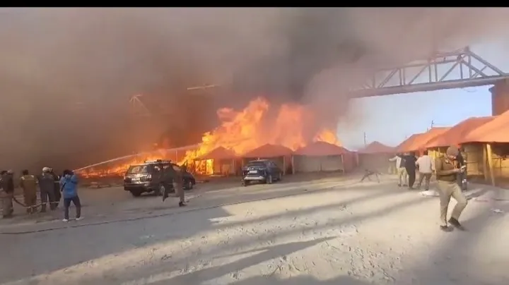 बड़ी खबर महाकुम्भ से-शास्त्री ब्रिज के नीचे पंडालों में लगी आग, फट रहे सिलेंडर ।