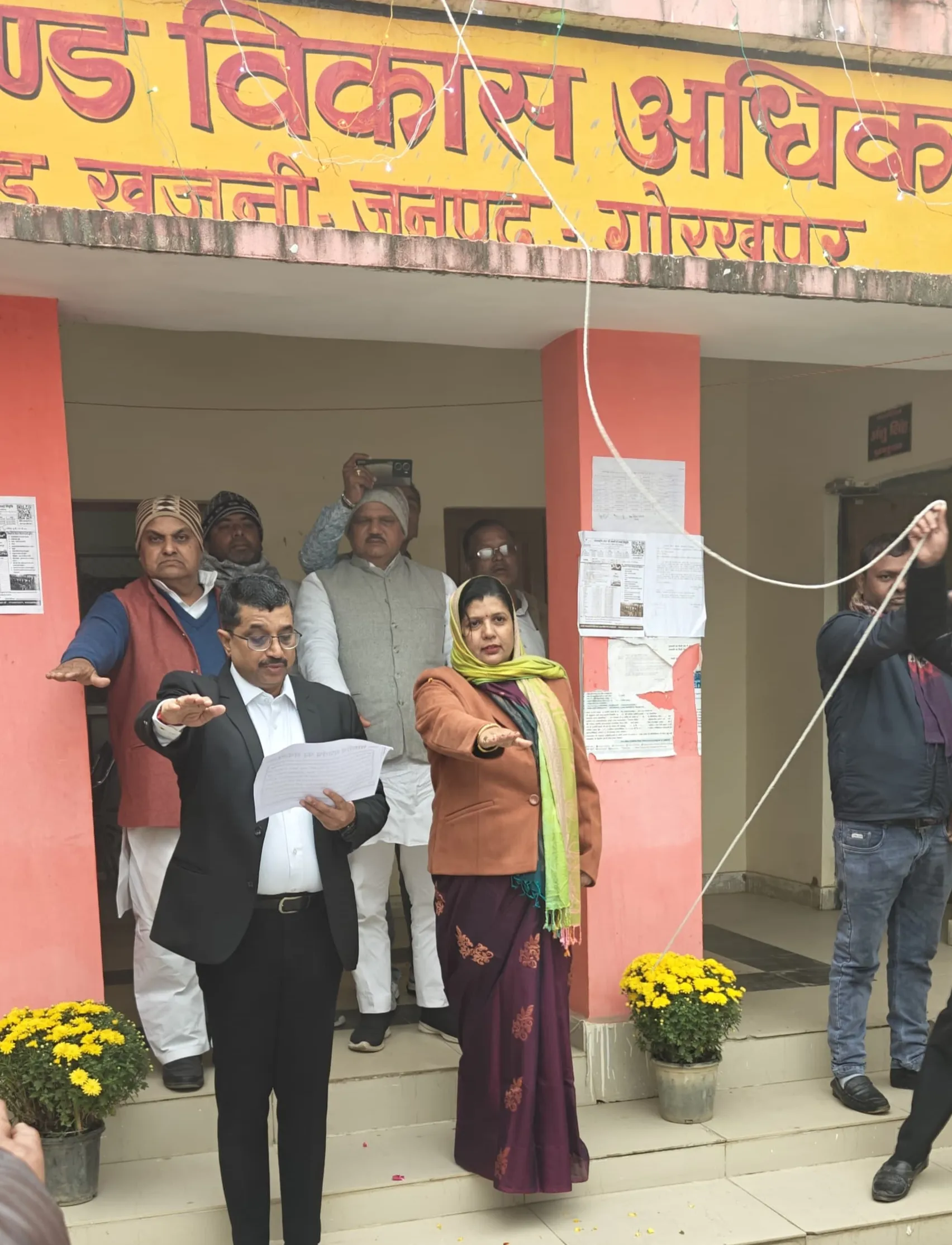 खजनी ब्लाक परिसर में धूमधाम से मनाया गया गणतंत्र दिवस